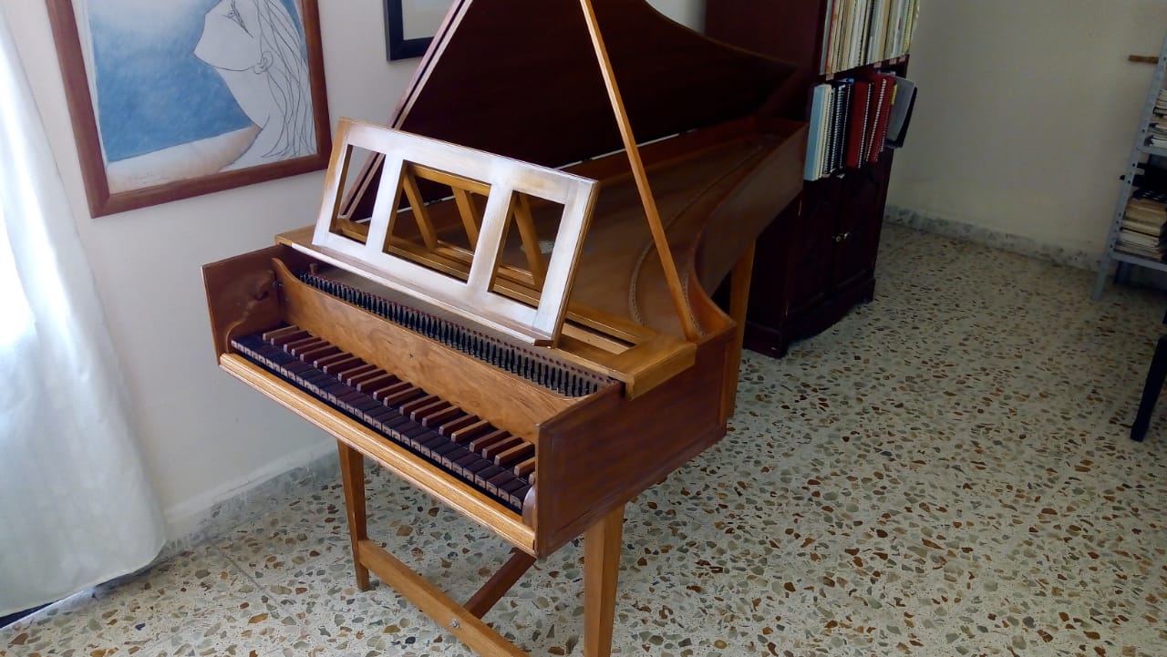 Clavecín italiano — teclado y atril